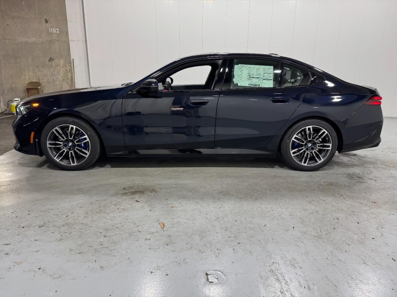 BMW 5 Series Vehicle Full-screen Gallery Image 2