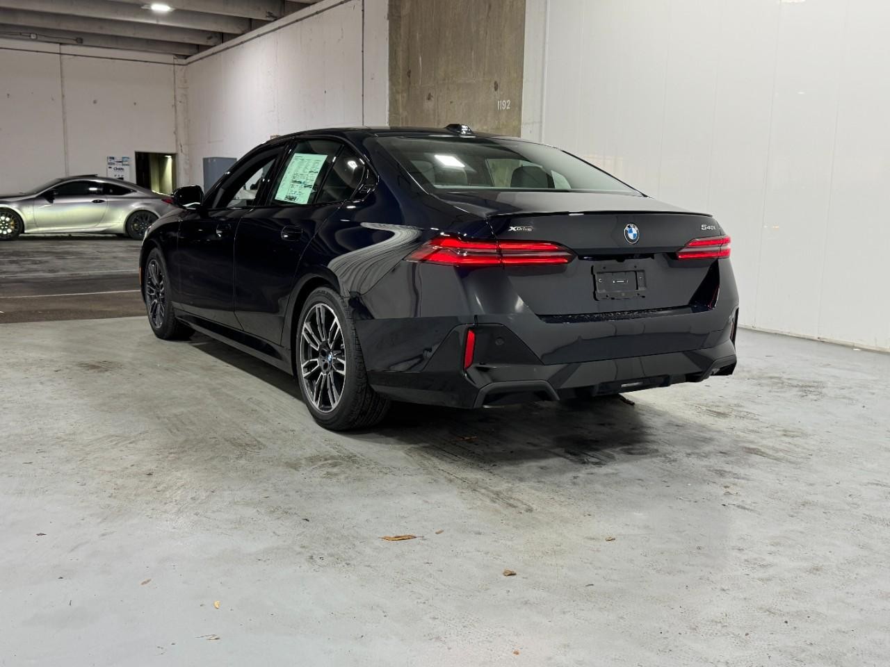 BMW 5 Series Vehicle Full-screen Gallery Image 3