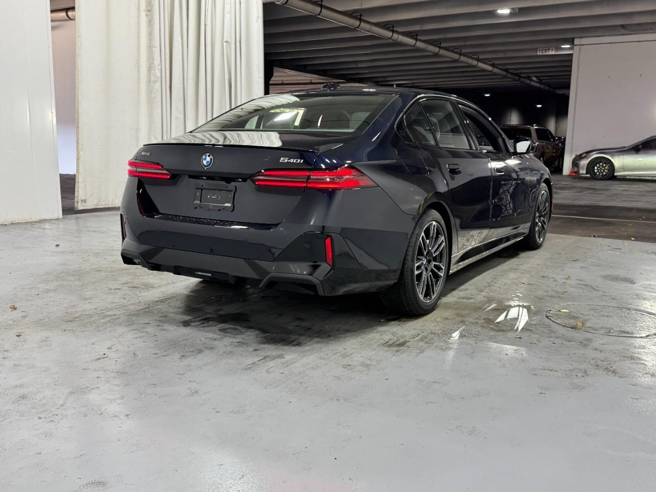 BMW 5 Series Vehicle Full-screen Gallery Image 4