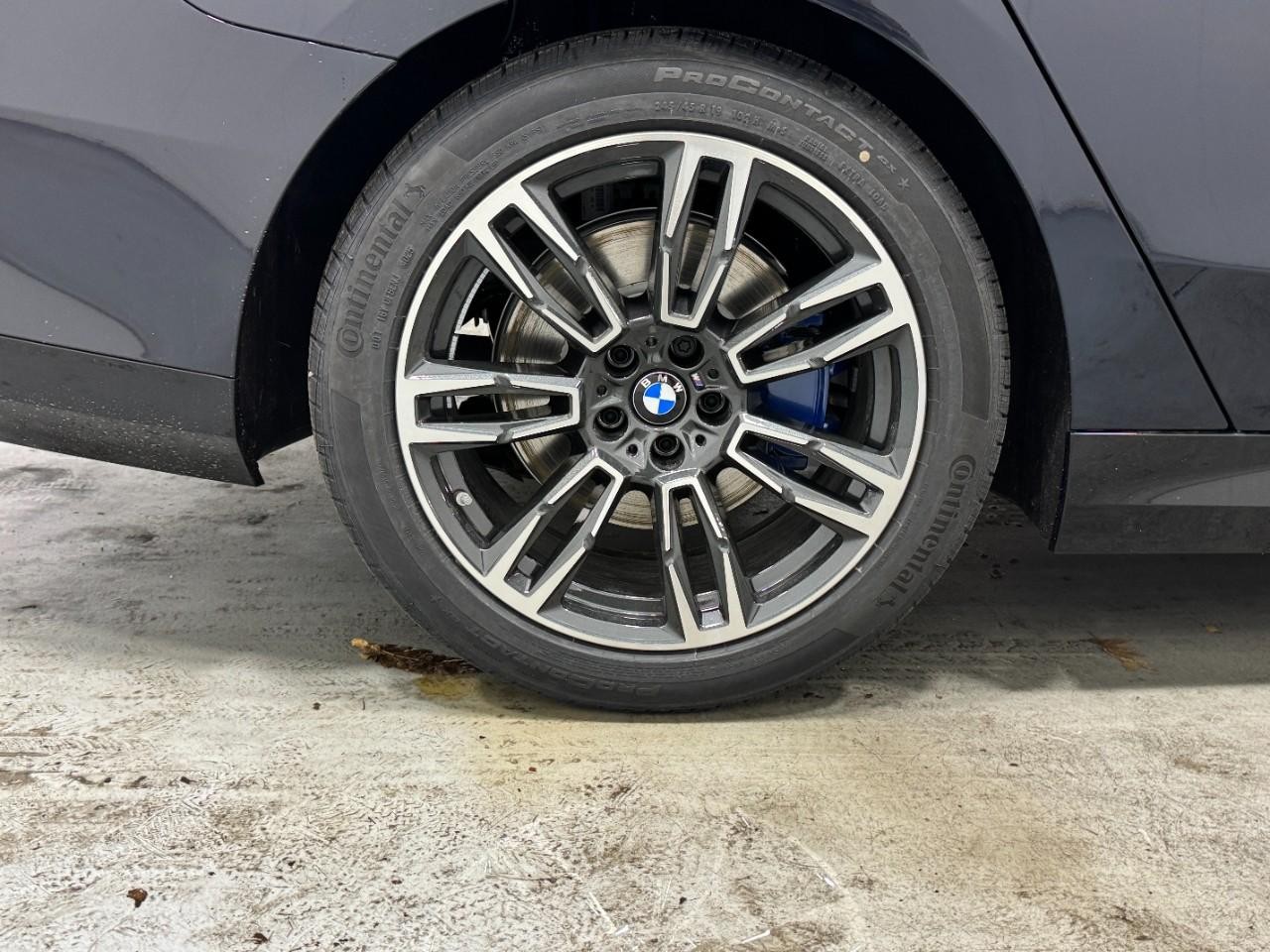 BMW 5 Series Vehicle Full-screen Gallery Image 5