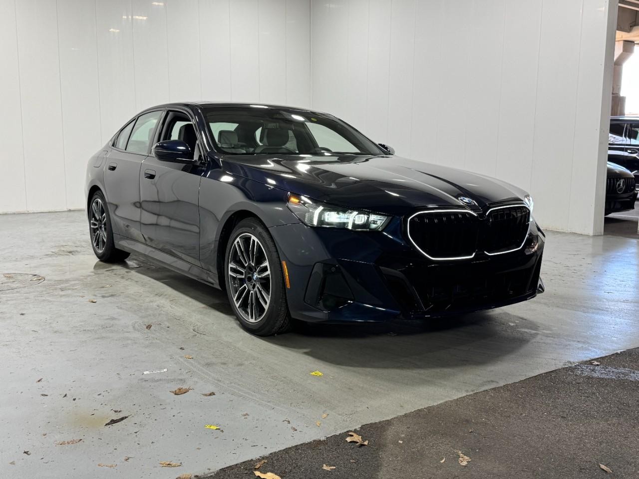 BMW 5 Series Vehicle Full-screen Gallery Image 6