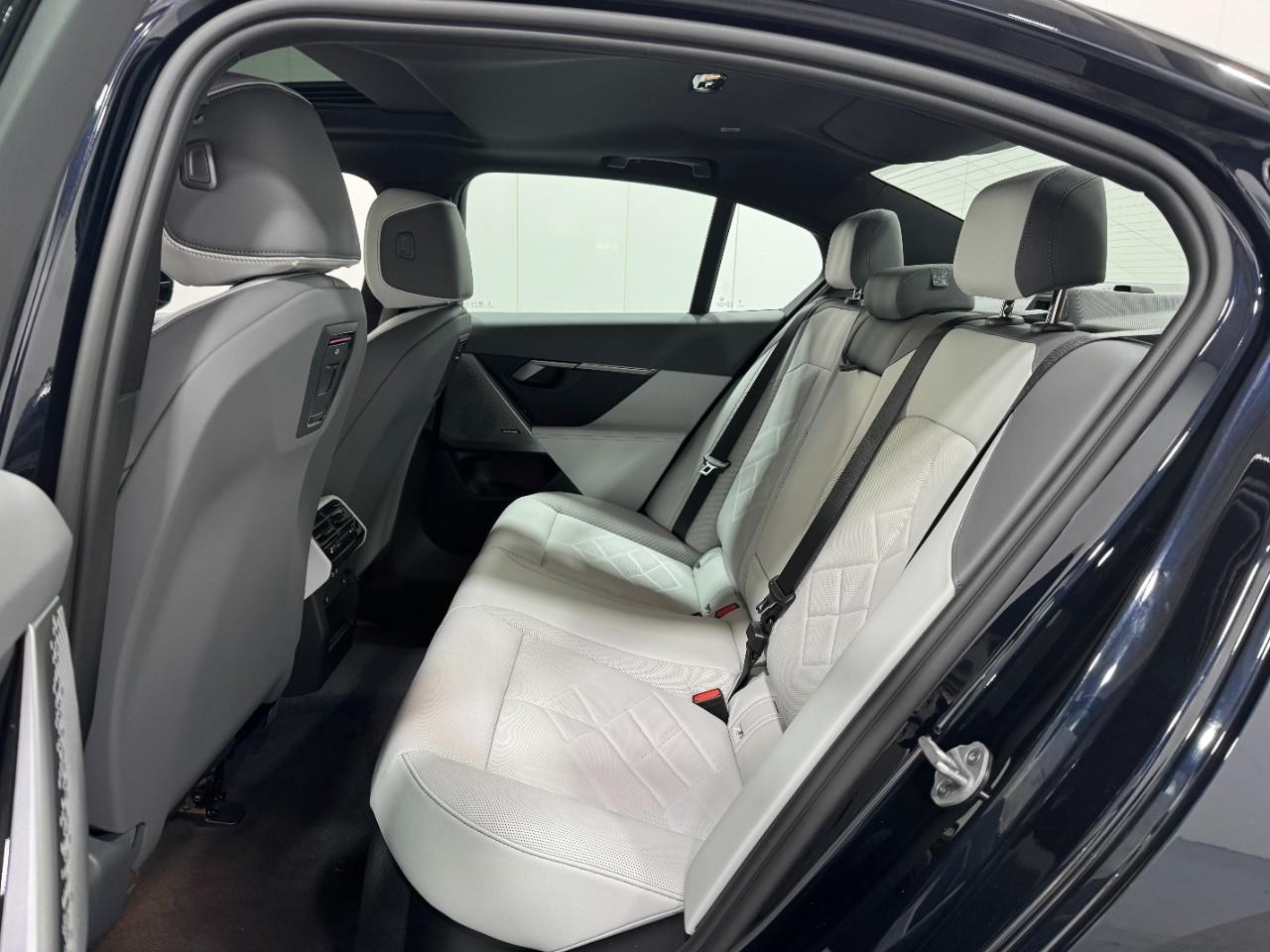 BMW 5 Series Vehicle Full-screen Gallery Image 8