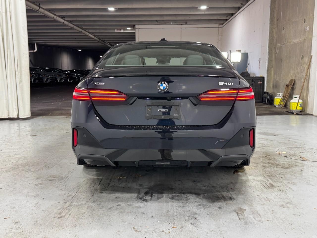 BMW 5 Series Vehicle Full-screen Gallery Image 9