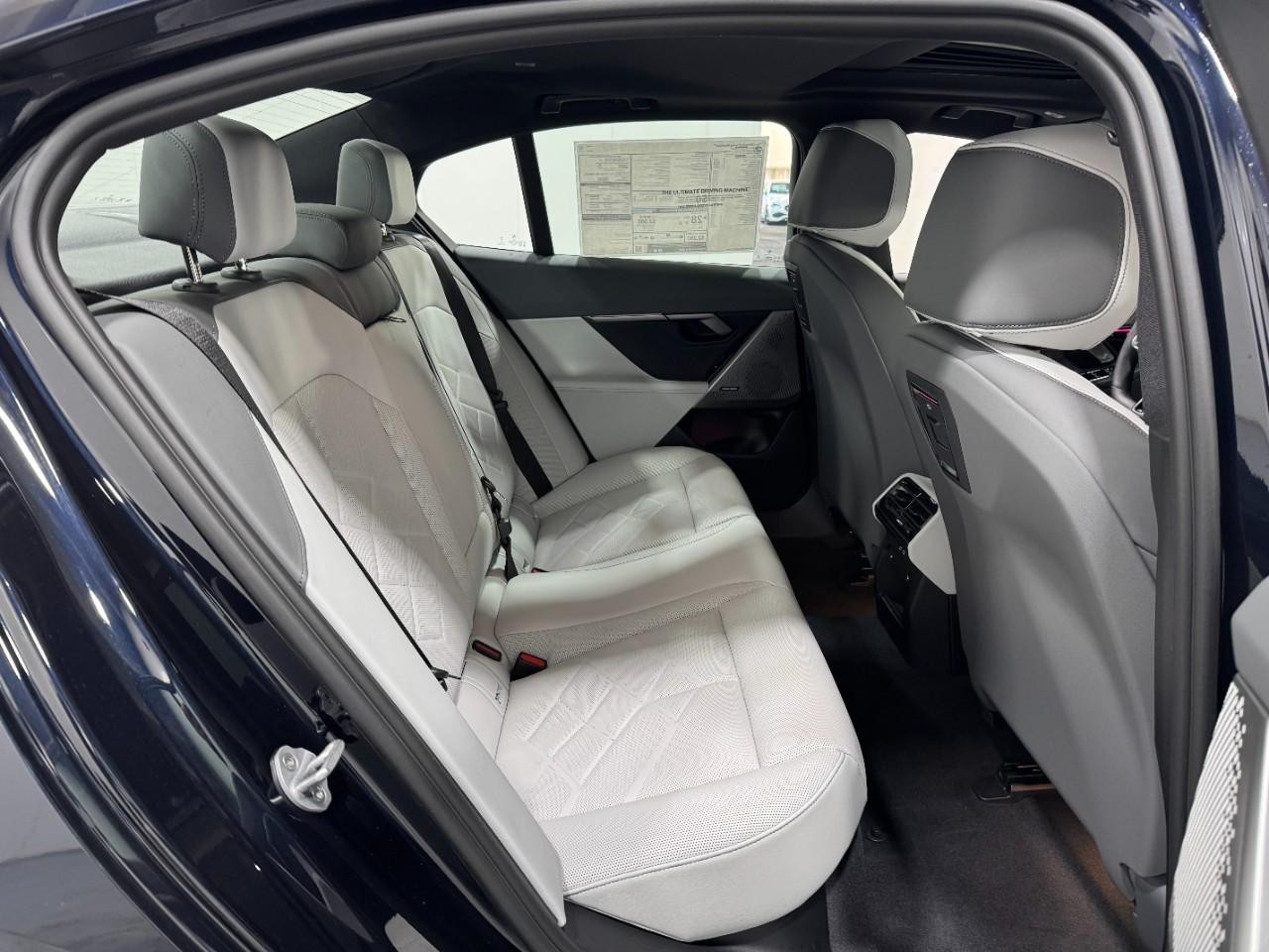 BMW 5 Series Vehicle Full-screen Gallery Image 10