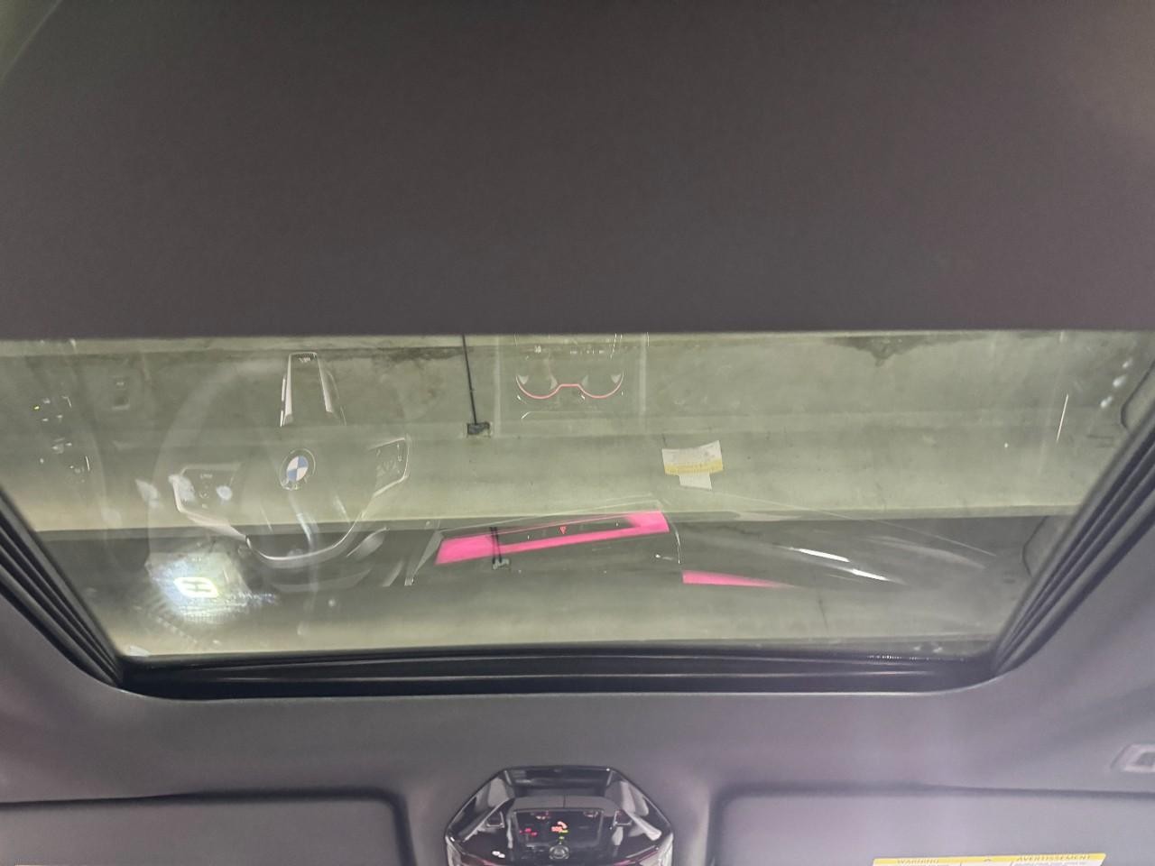 BMW 5 Series Vehicle Full-screen Gallery Image 12