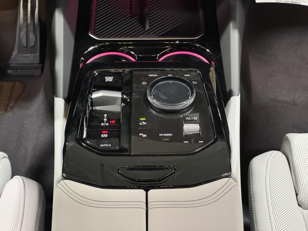 BMW 5 Series Vehicle Full-screen Gallery Image 16