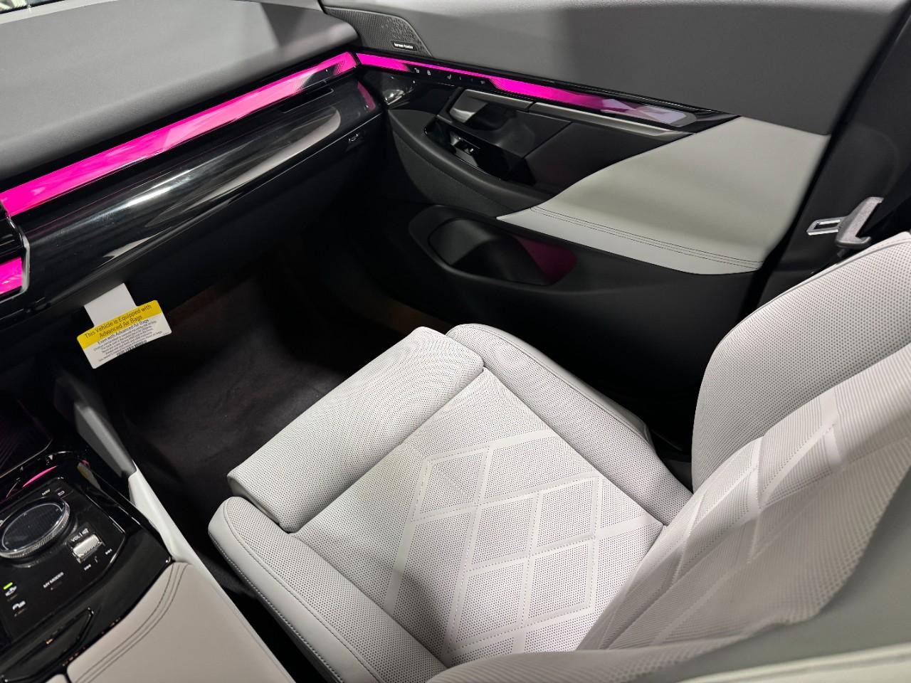 BMW 5 Series Vehicle Full-screen Gallery Image 17