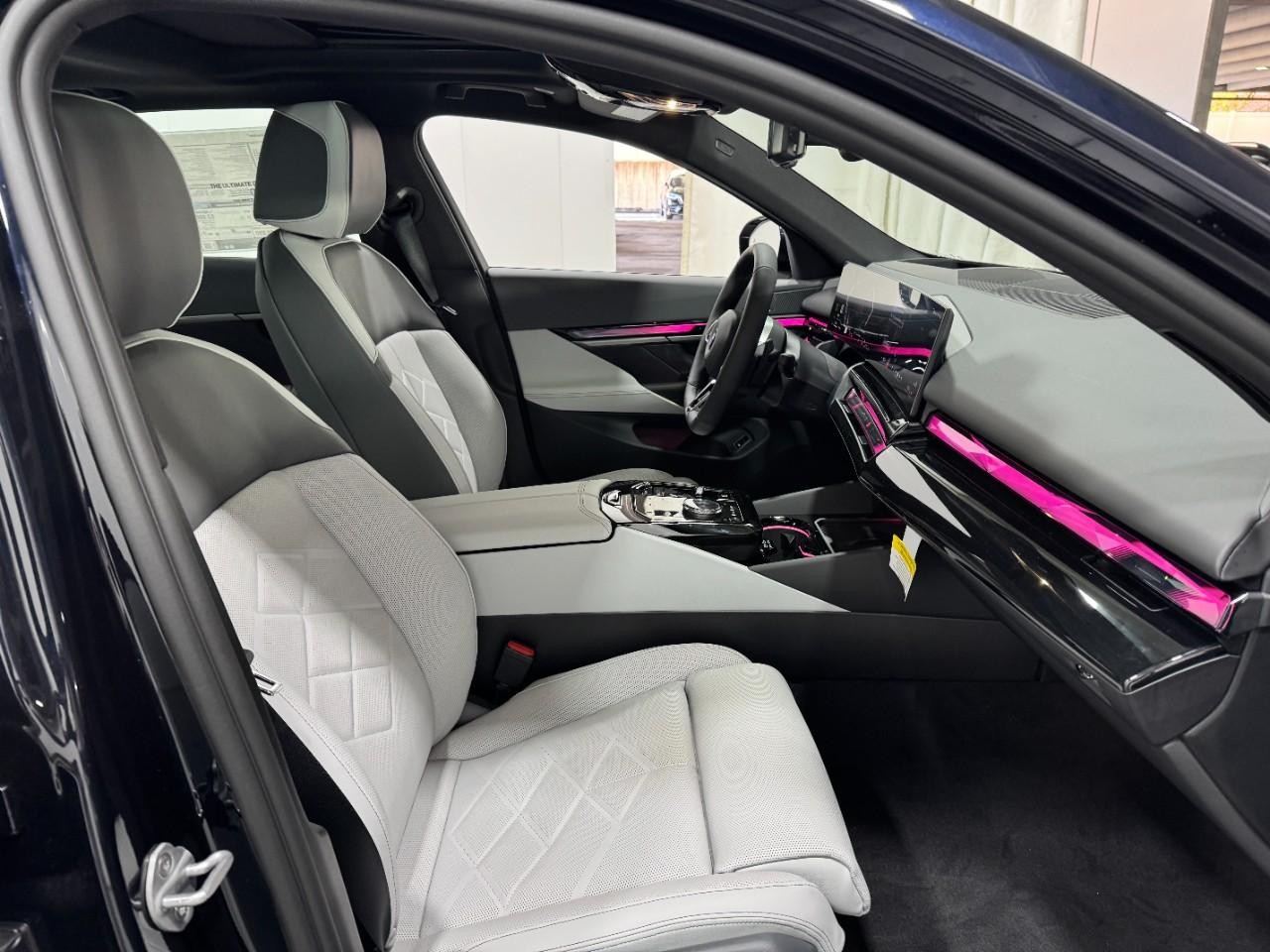 BMW 5 Series Vehicle Full-screen Gallery Image 18