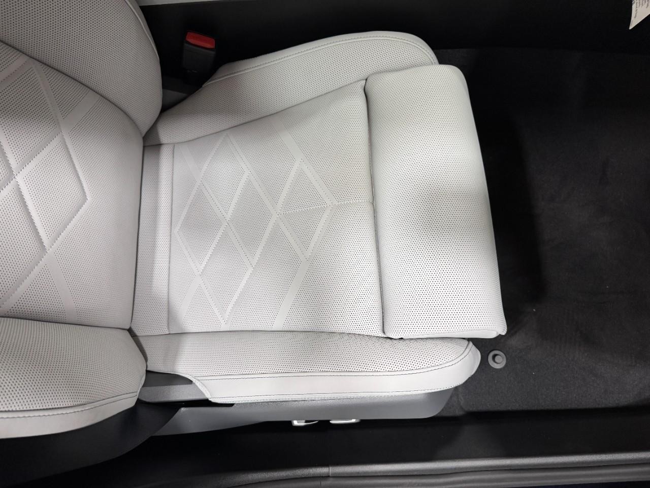 BMW 5 Series Vehicle Full-screen Gallery Image 19