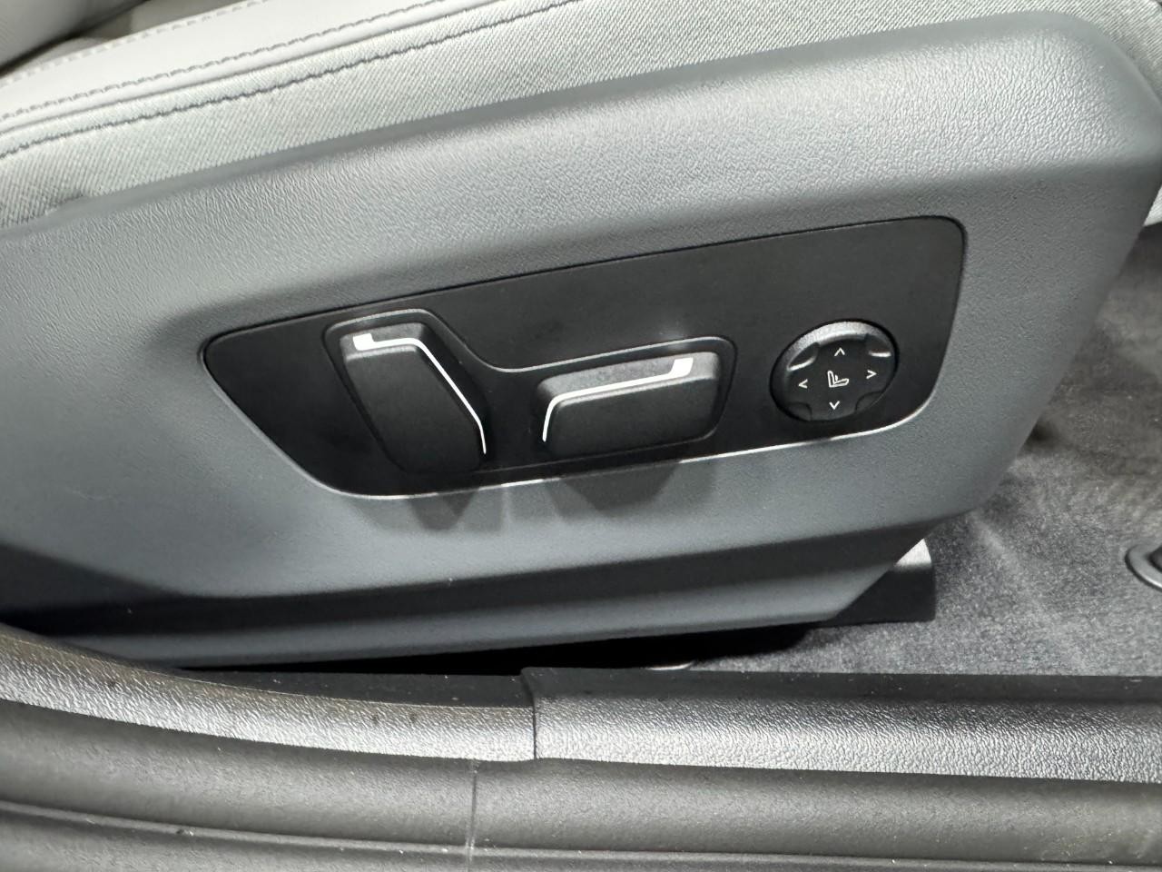 BMW 5 Series Vehicle Full-screen Gallery Image 20