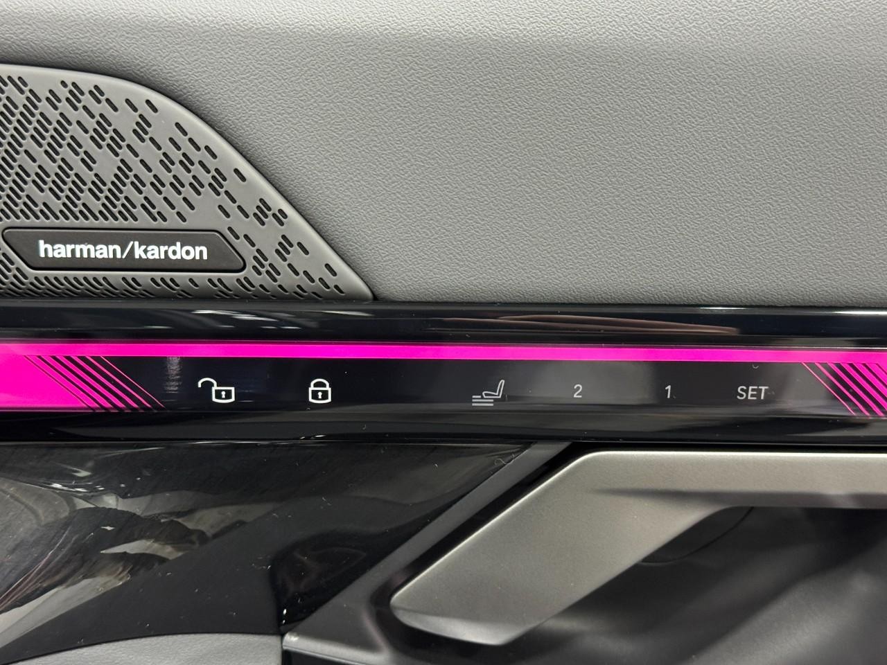 BMW 5 Series Vehicle Full-screen Gallery Image 21