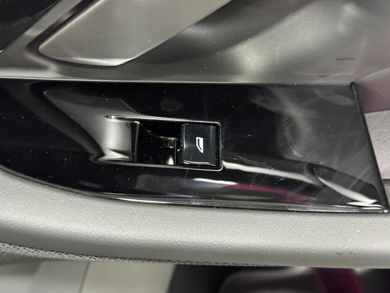 BMW 5 Series Vehicle Full-screen Gallery Image 22