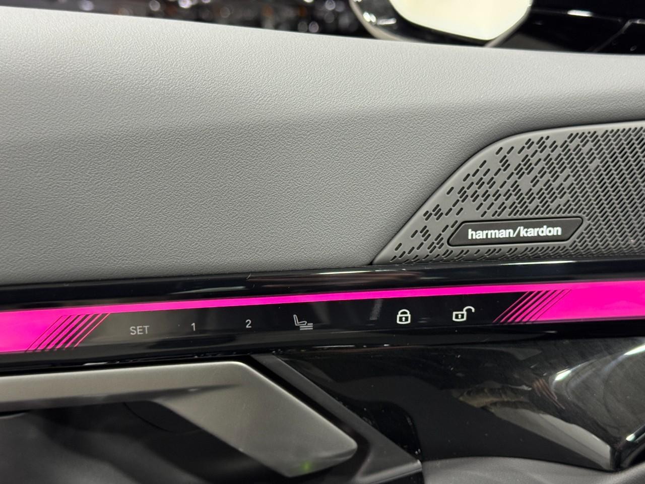 BMW 5 Series Vehicle Full-screen Gallery Image 23