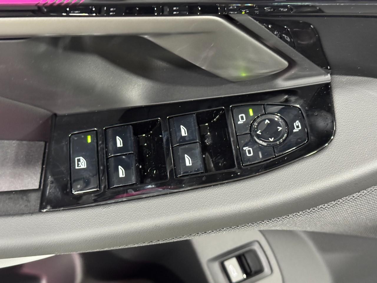 BMW 5 Series Vehicle Full-screen Gallery Image 24