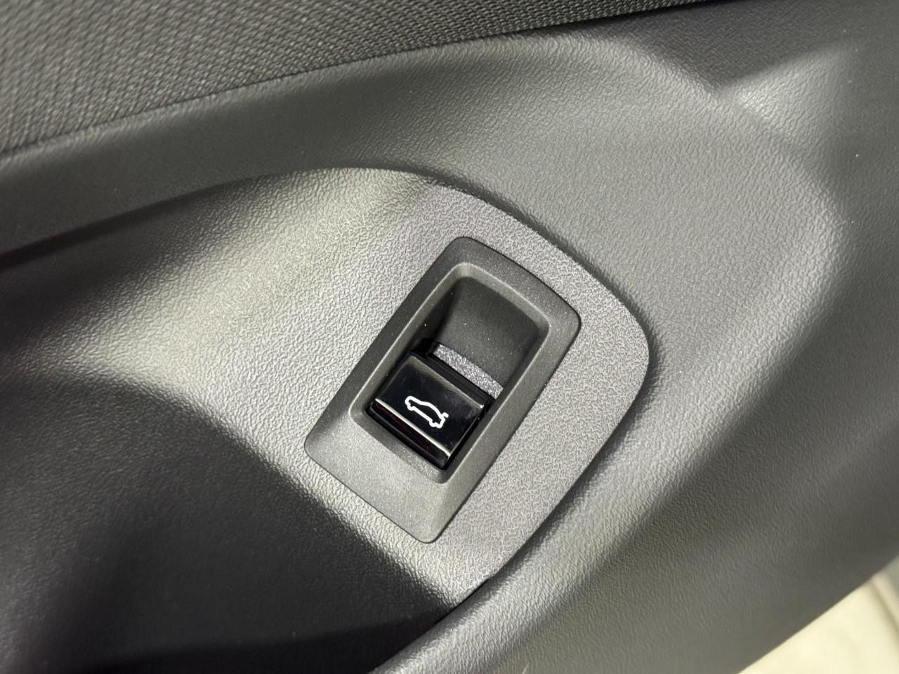 BMW 5 Series Vehicle Full-screen Gallery Image 25