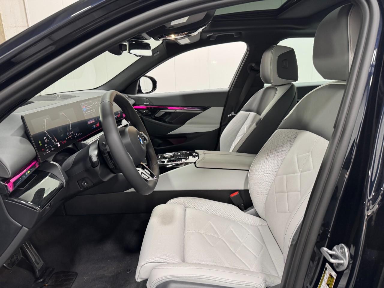 BMW 5 Series Vehicle Full-screen Gallery Image 26