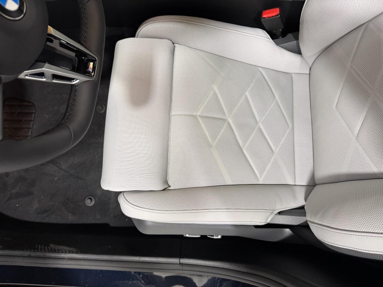 BMW 5 Series Vehicle Full-screen Gallery Image 27