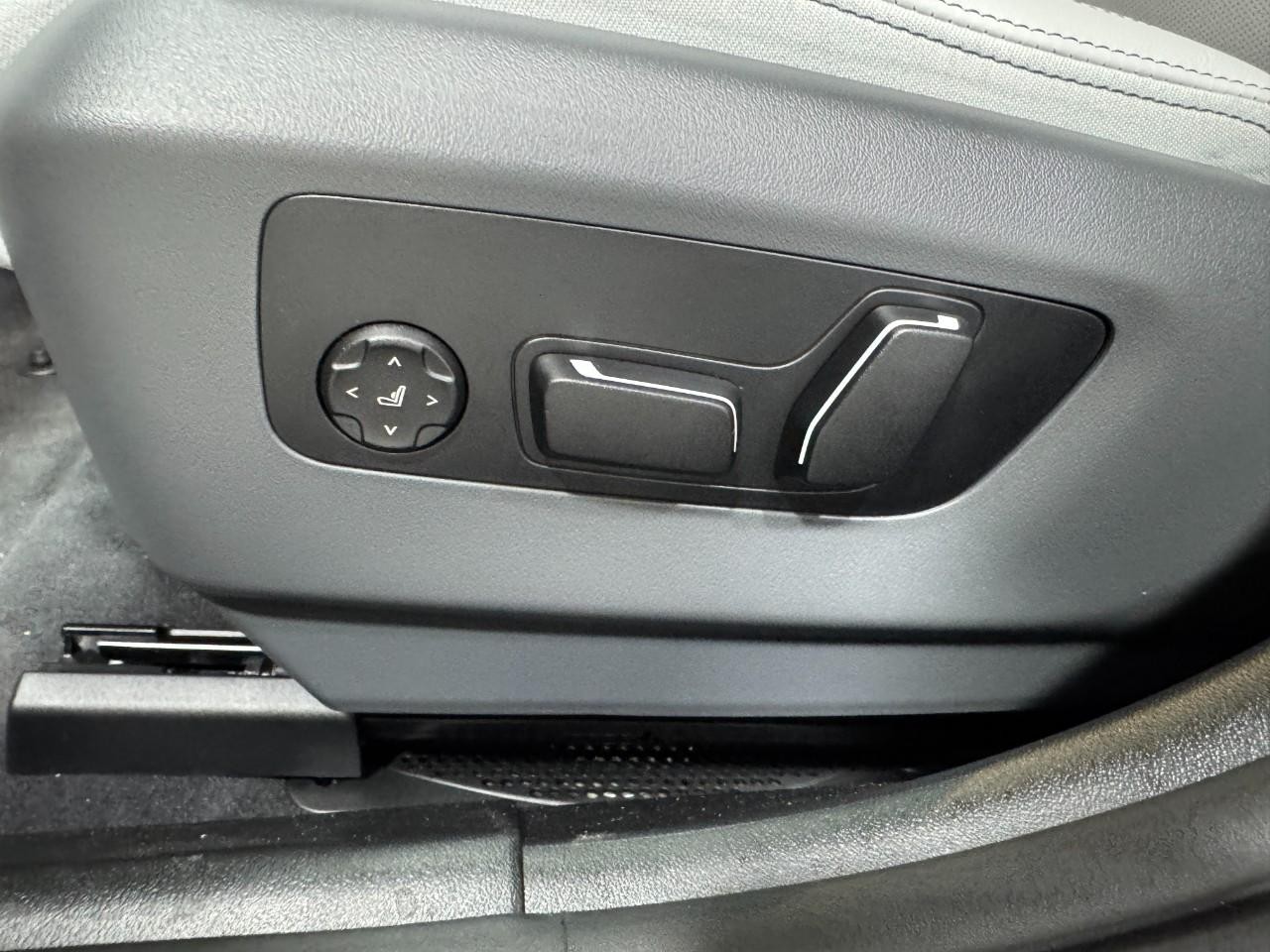 BMW 5 Series Vehicle Full-screen Gallery Image 28