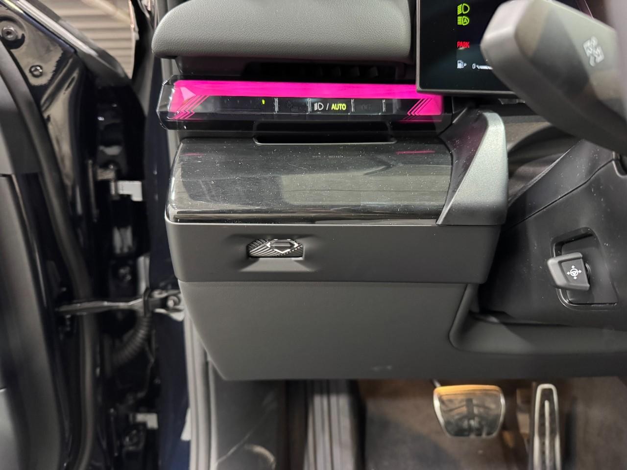 BMW 5 Series Vehicle Full-screen Gallery Image 29