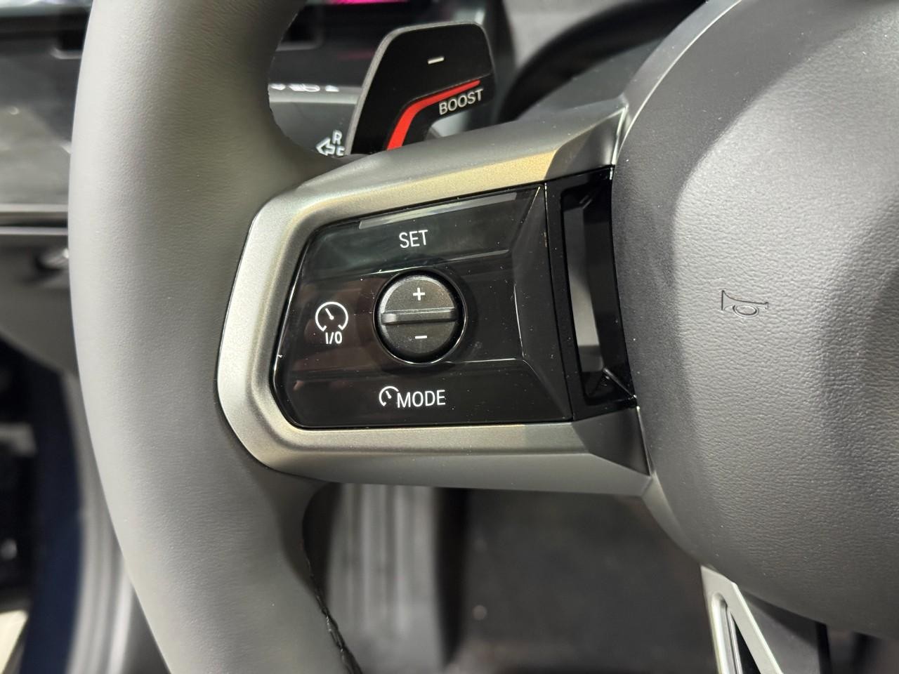 BMW 5 Series Vehicle Full-screen Gallery Image 30