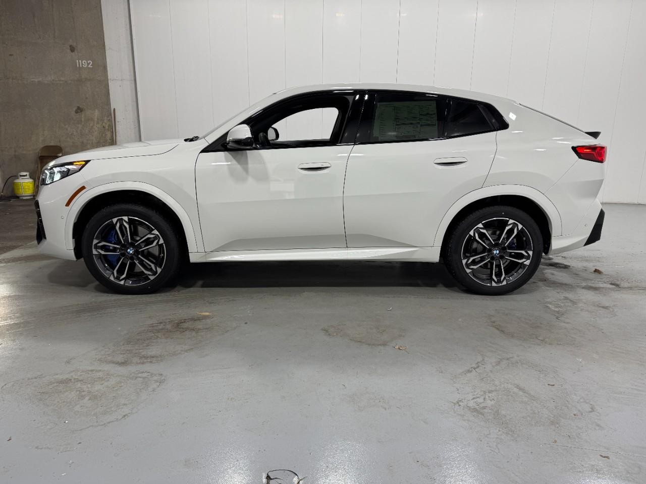 BMW X2 Vehicle Full-screen Gallery Image 2