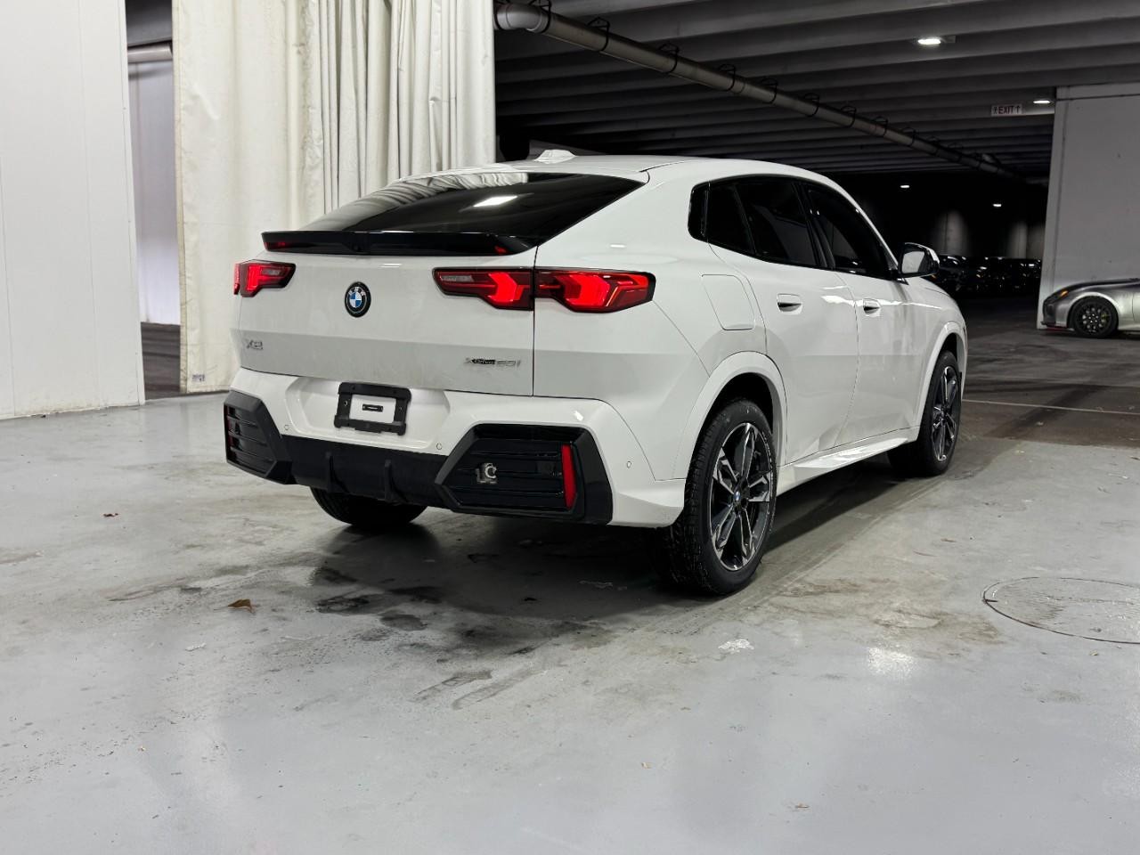 BMW X2 Vehicle Full-screen Gallery Image 4