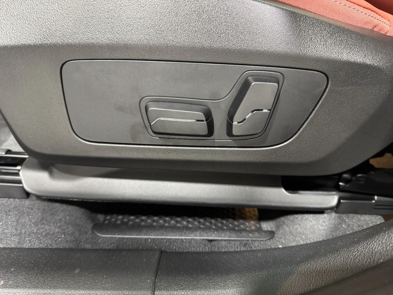 BMW X2 Vehicle Full-screen Gallery Image 25