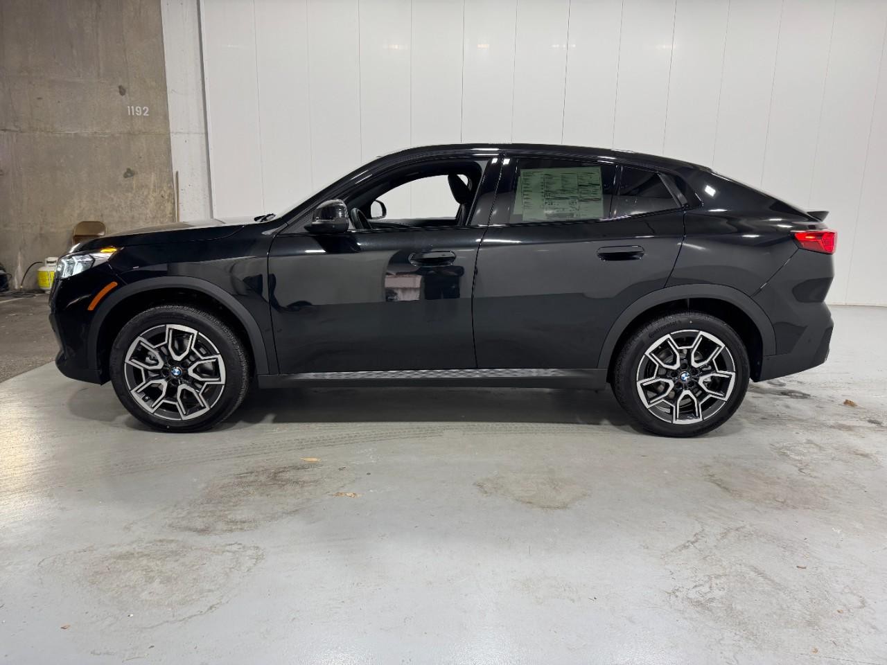 BMW X2 Vehicle Full-screen Gallery Image 2