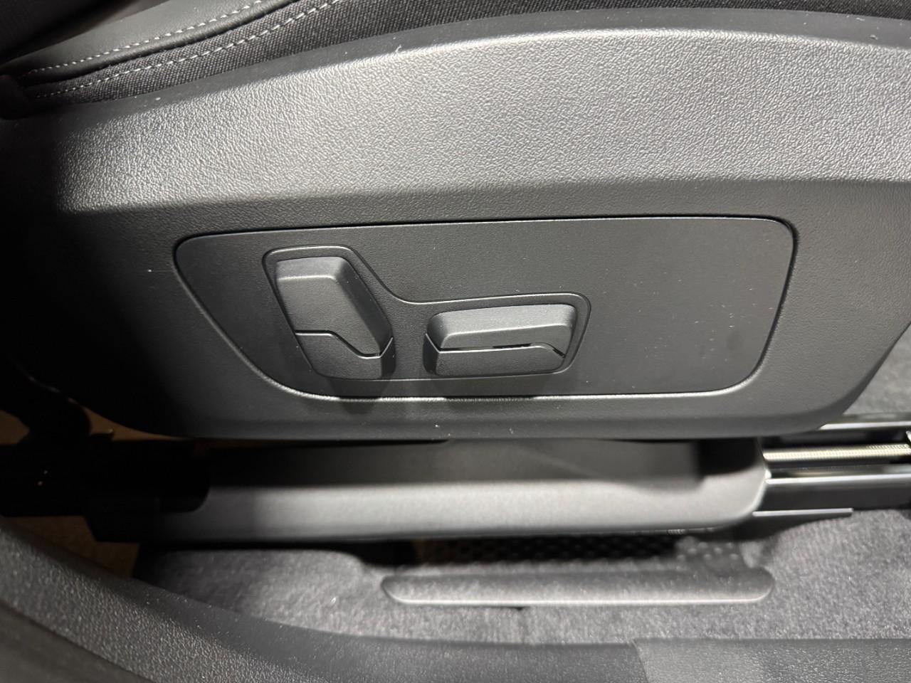 BMW X2 Vehicle Full-screen Gallery Image 17