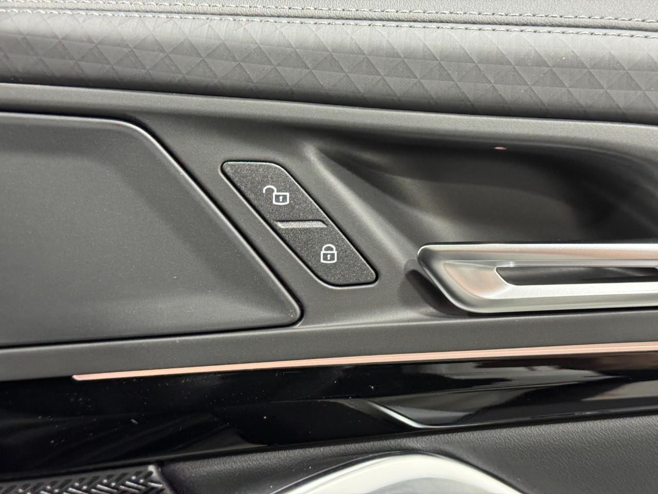 BMW X2 Vehicle Full-screen Gallery Image 18