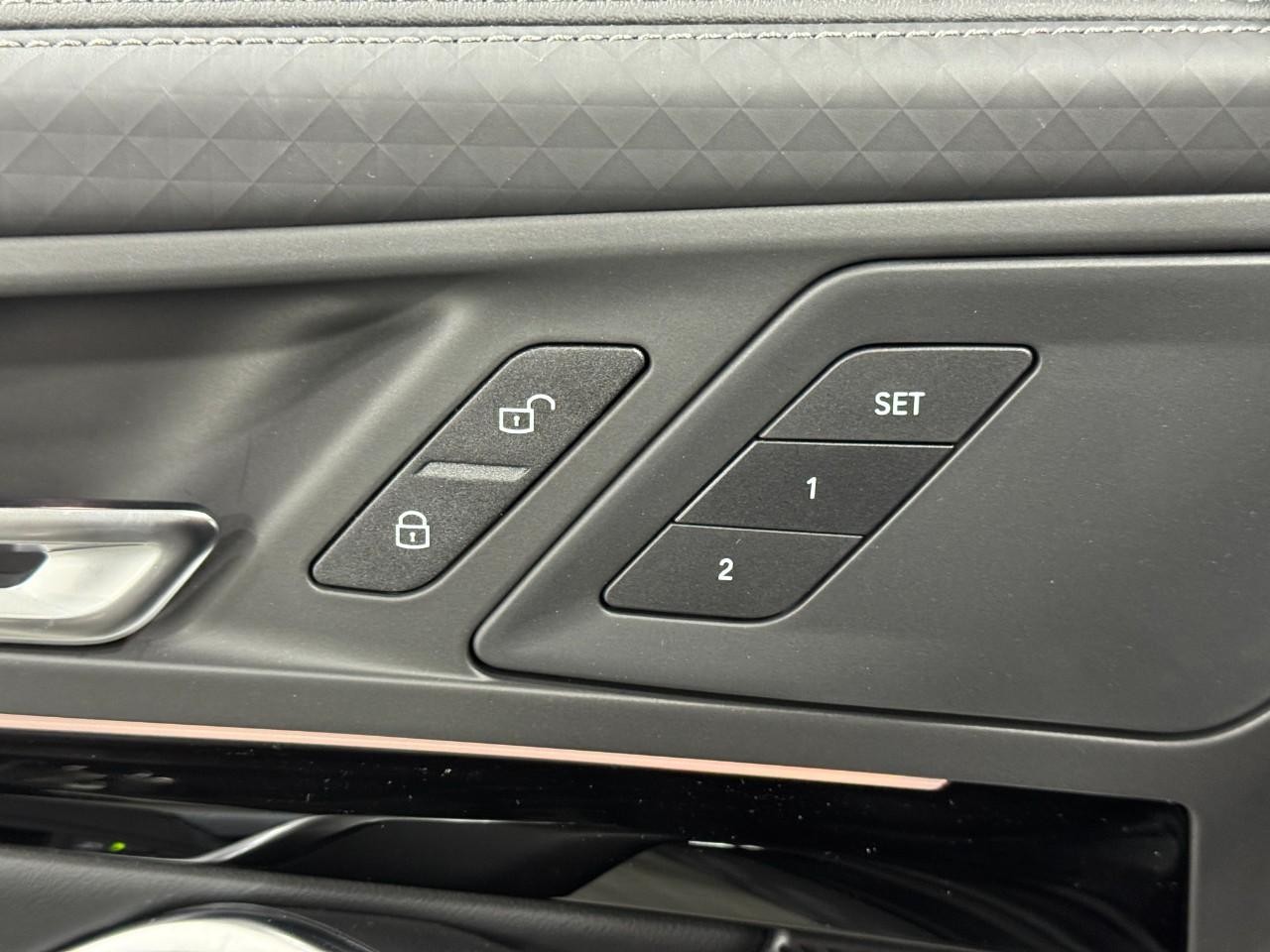 BMW X2 Vehicle Full-screen Gallery Image 20