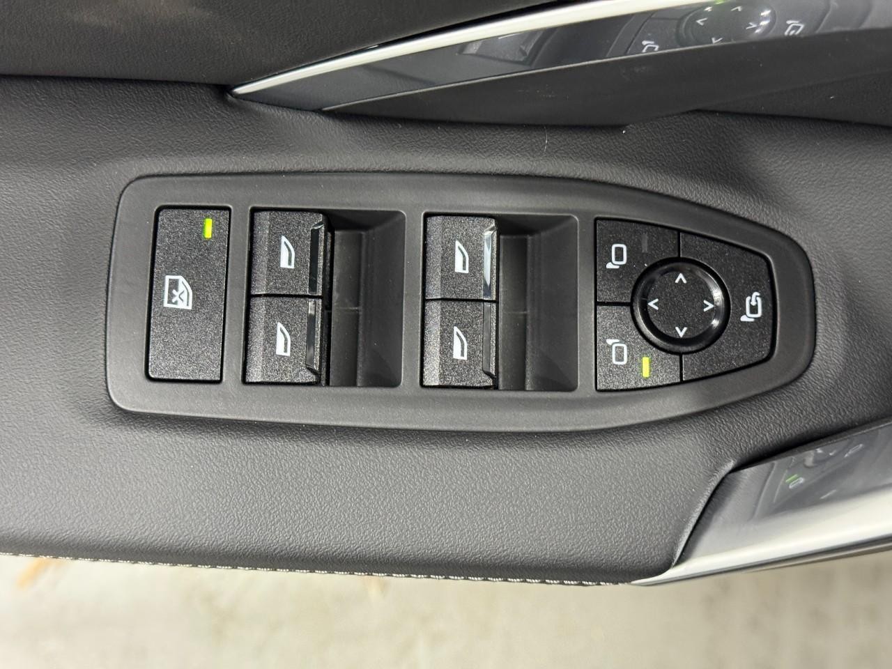 BMW X2 Vehicle Full-screen Gallery Image 21