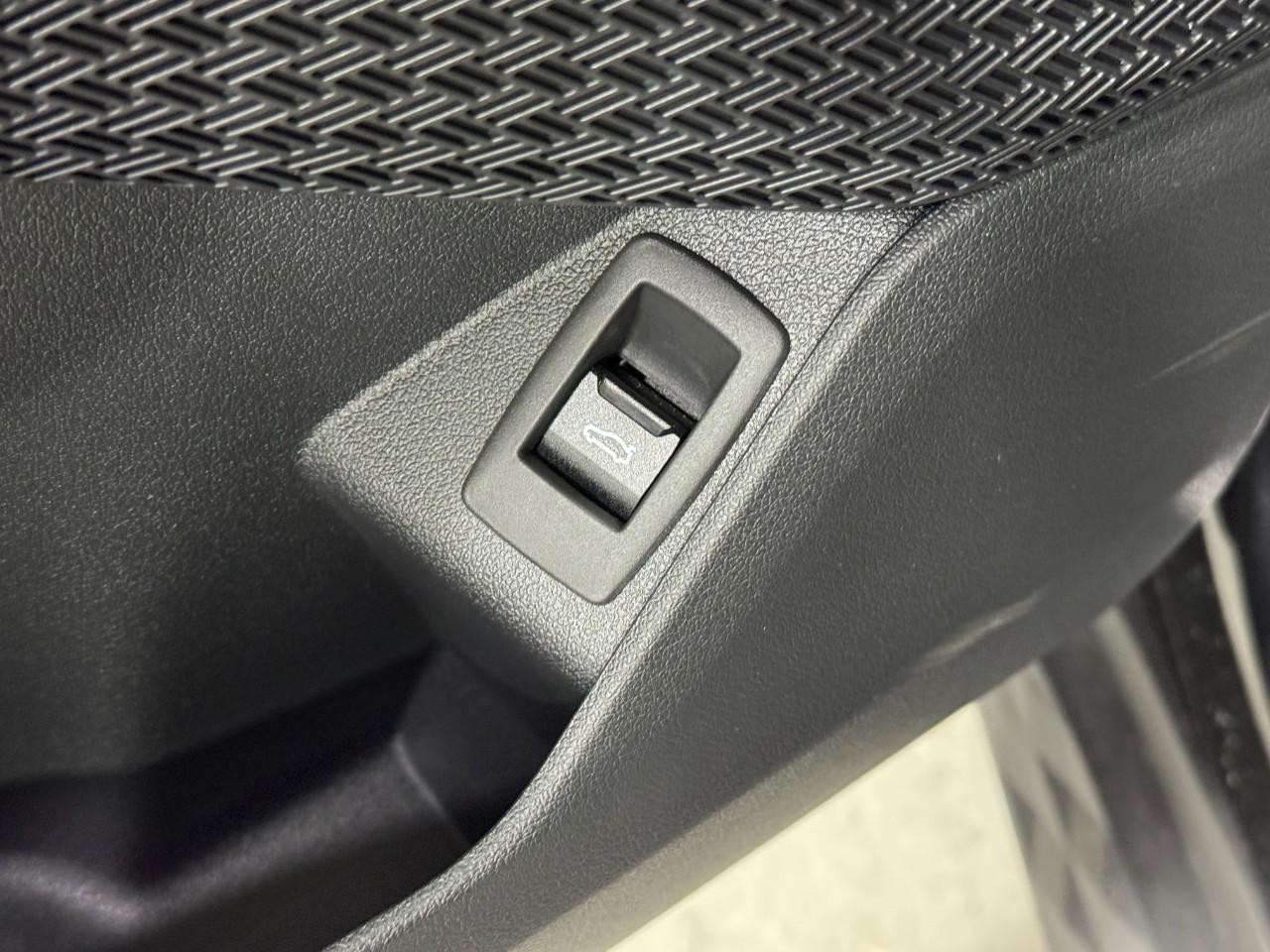 BMW X2 Vehicle Full-screen Gallery Image 22