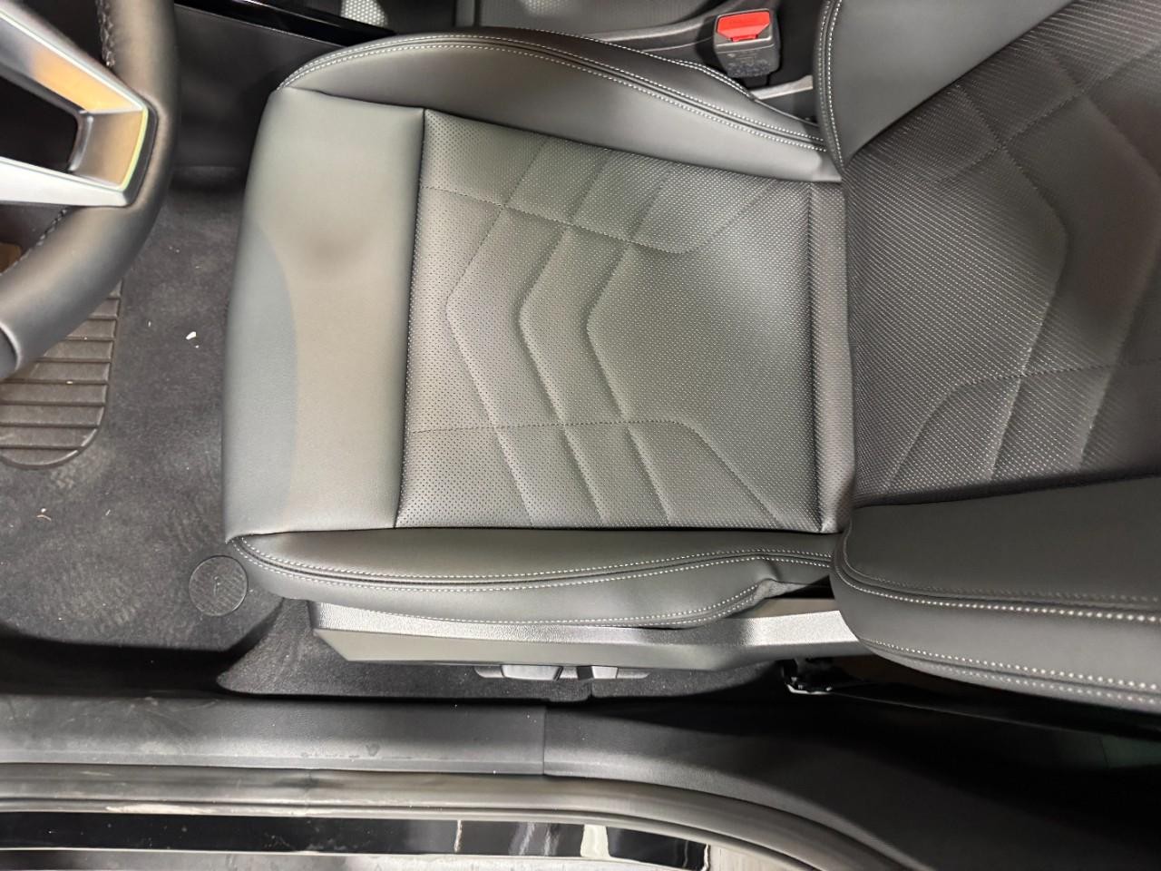 BMW X2 Vehicle Full-screen Gallery Image 24