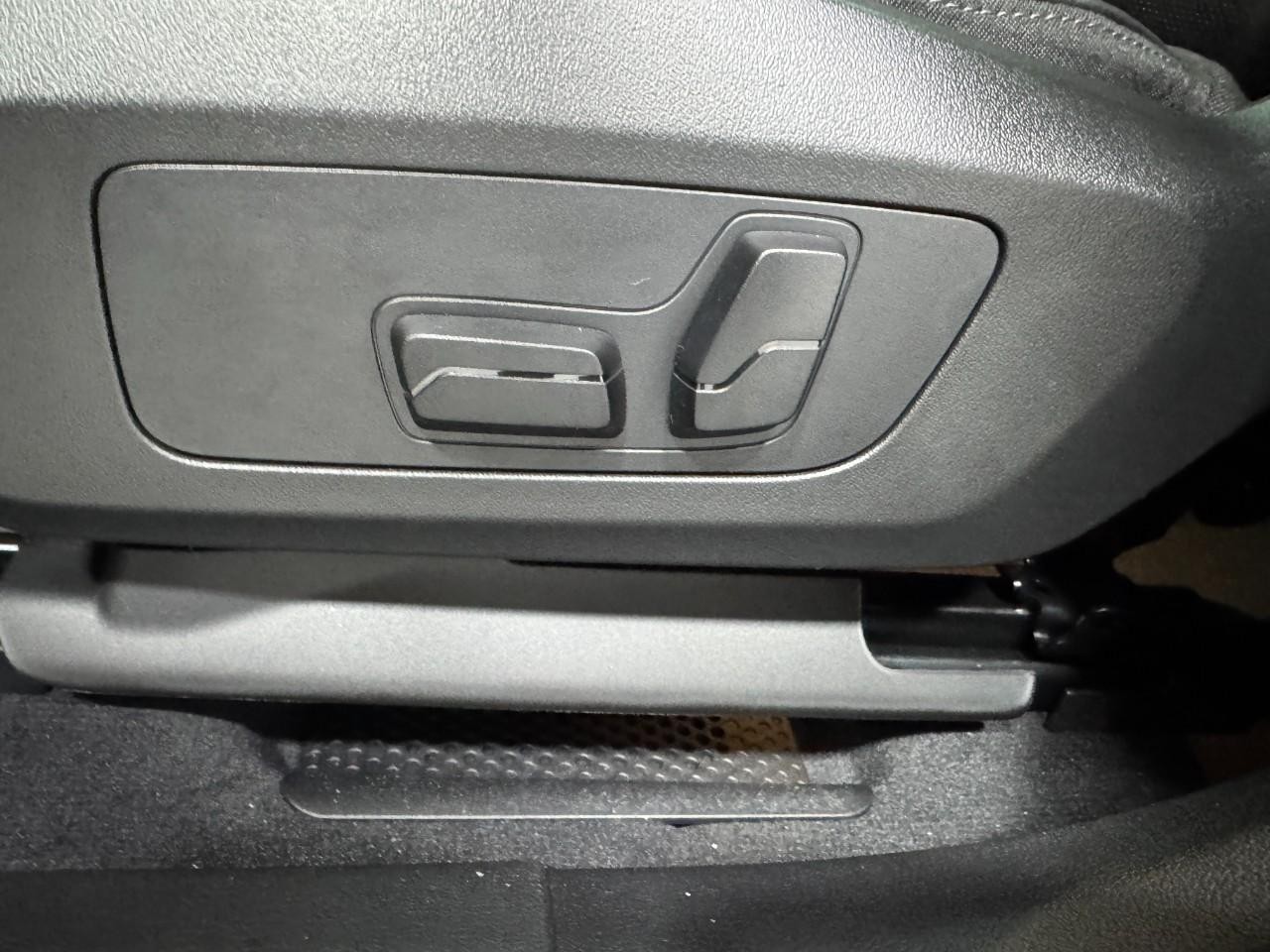 BMW X2 Vehicle Full-screen Gallery Image 25