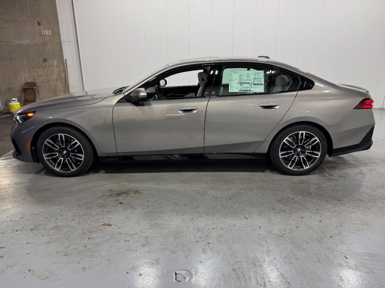 BMW 5 Series Vehicle Full-screen Gallery Image 2