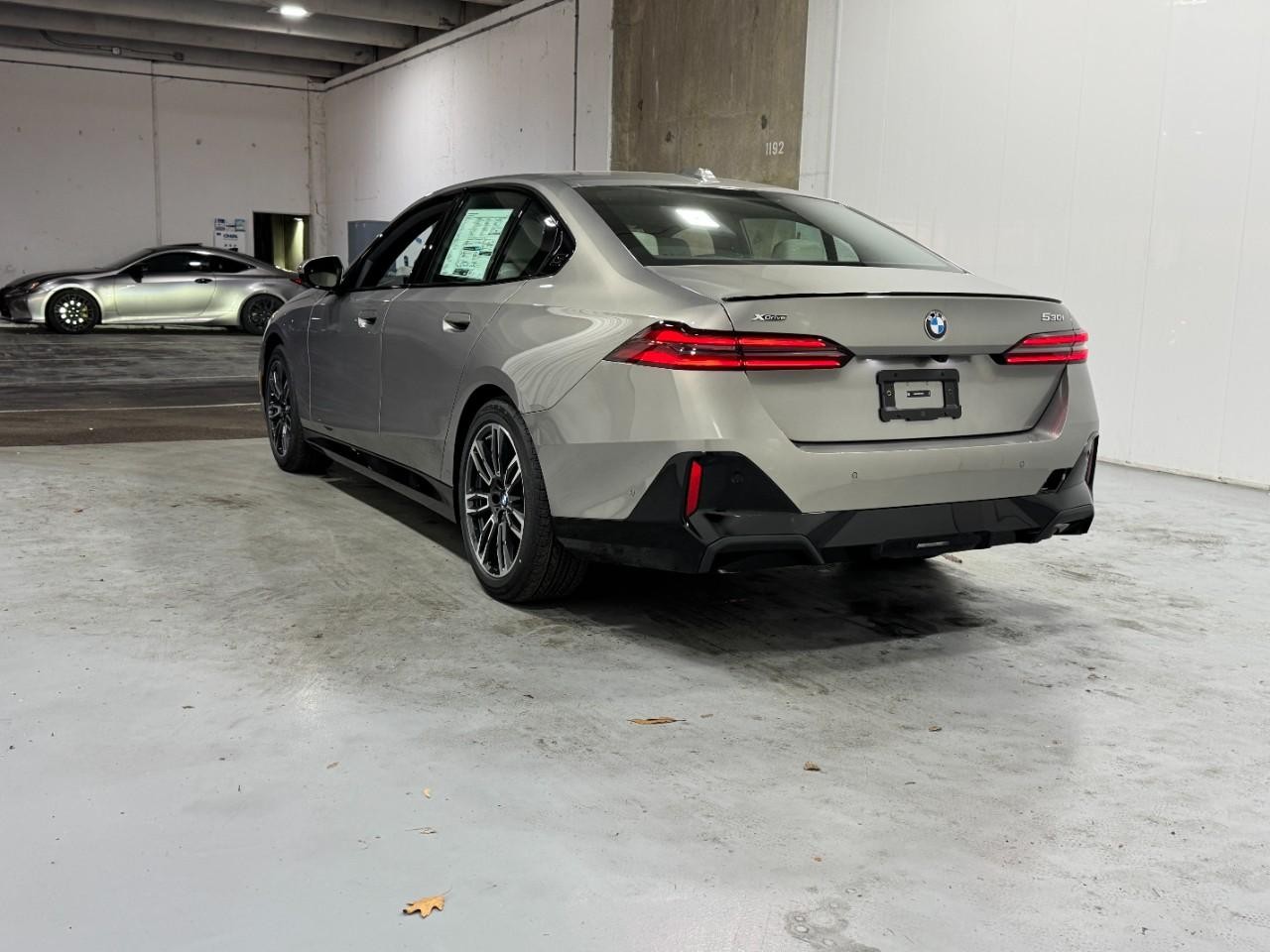 BMW 5 Series Vehicle Full-screen Gallery Image 3