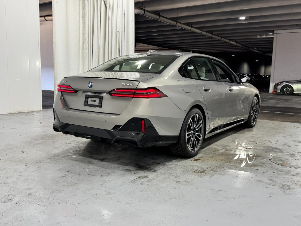 BMW 5 Series Vehicle Full-screen Gallery Image 4