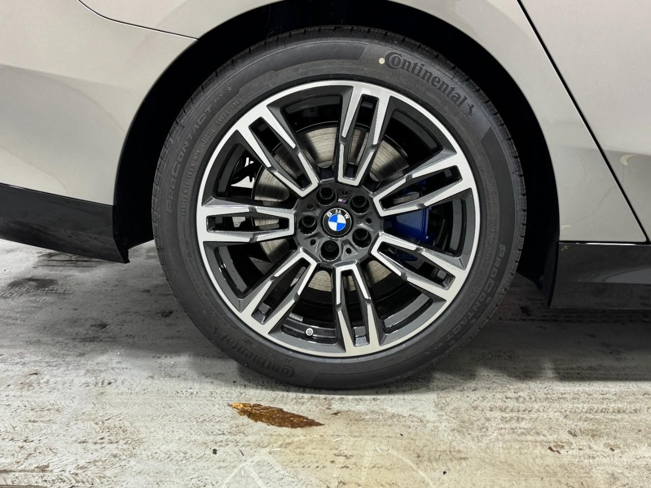 BMW 5 Series Vehicle Full-screen Gallery Image 5