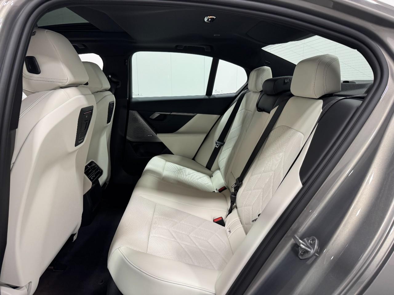 BMW 5 Series Vehicle Full-screen Gallery Image 8