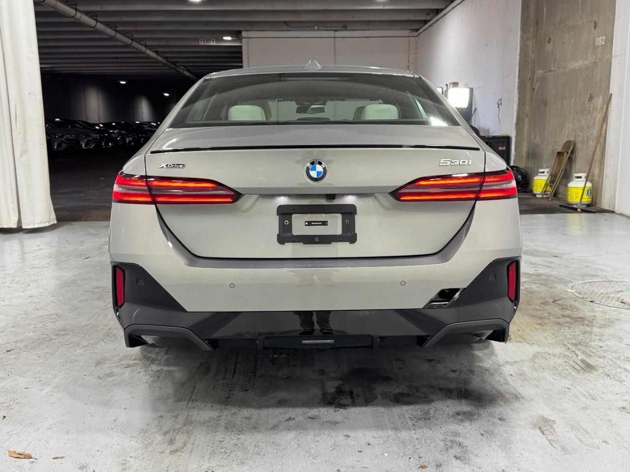 BMW 5 Series Vehicle Full-screen Gallery Image 9