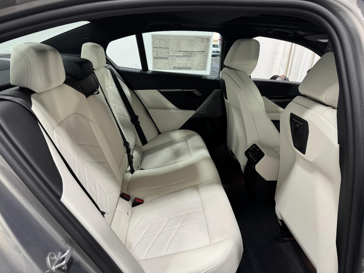 BMW 5 Series Vehicle Full-screen Gallery Image 10