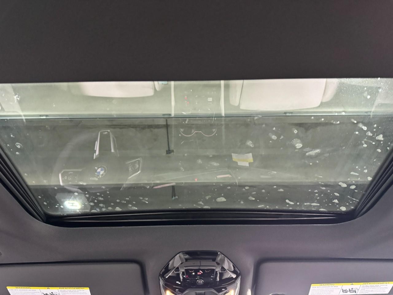 BMW 5 Series Vehicle Full-screen Gallery Image 11