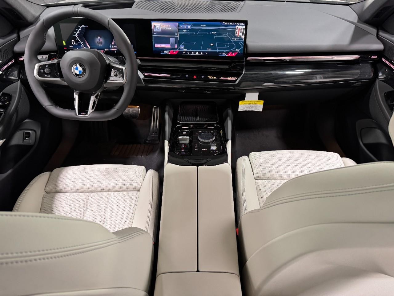 BMW 5 Series Vehicle Full-screen Gallery Image 12