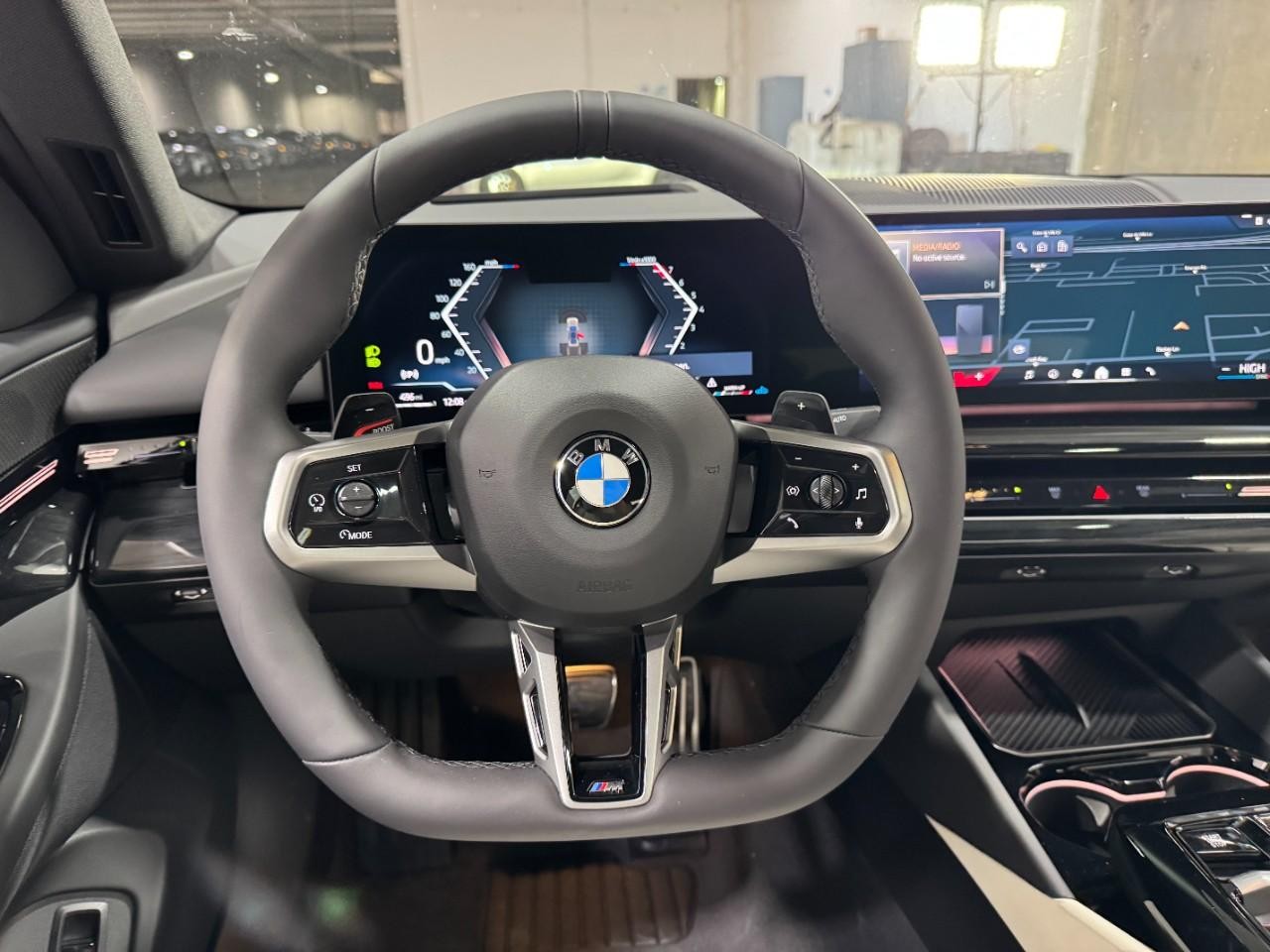 BMW 5 Series Vehicle Full-screen Gallery Image 13