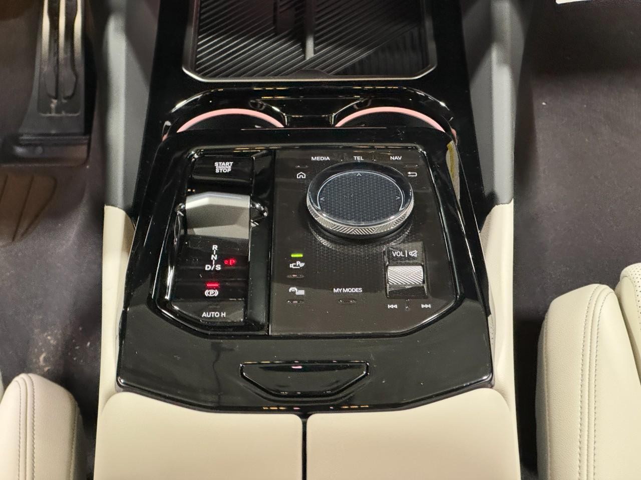 BMW 5 Series Vehicle Full-screen Gallery Image 15