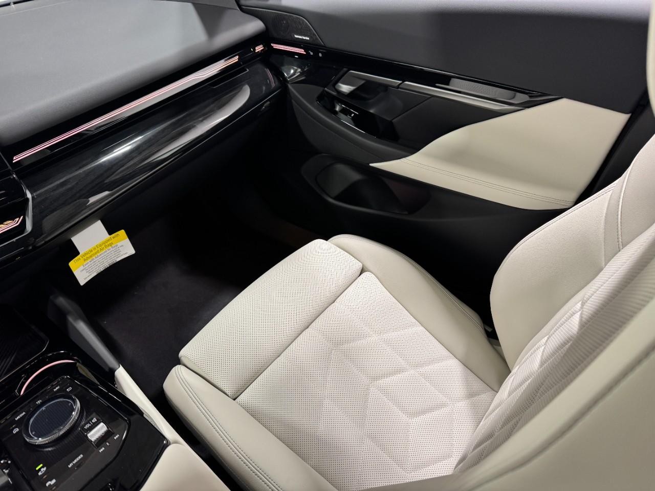 BMW 5 Series Vehicle Full-screen Gallery Image 16