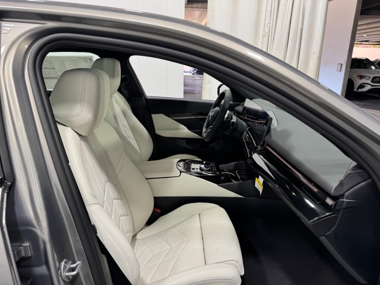 BMW 5 Series Vehicle Full-screen Gallery Image 17