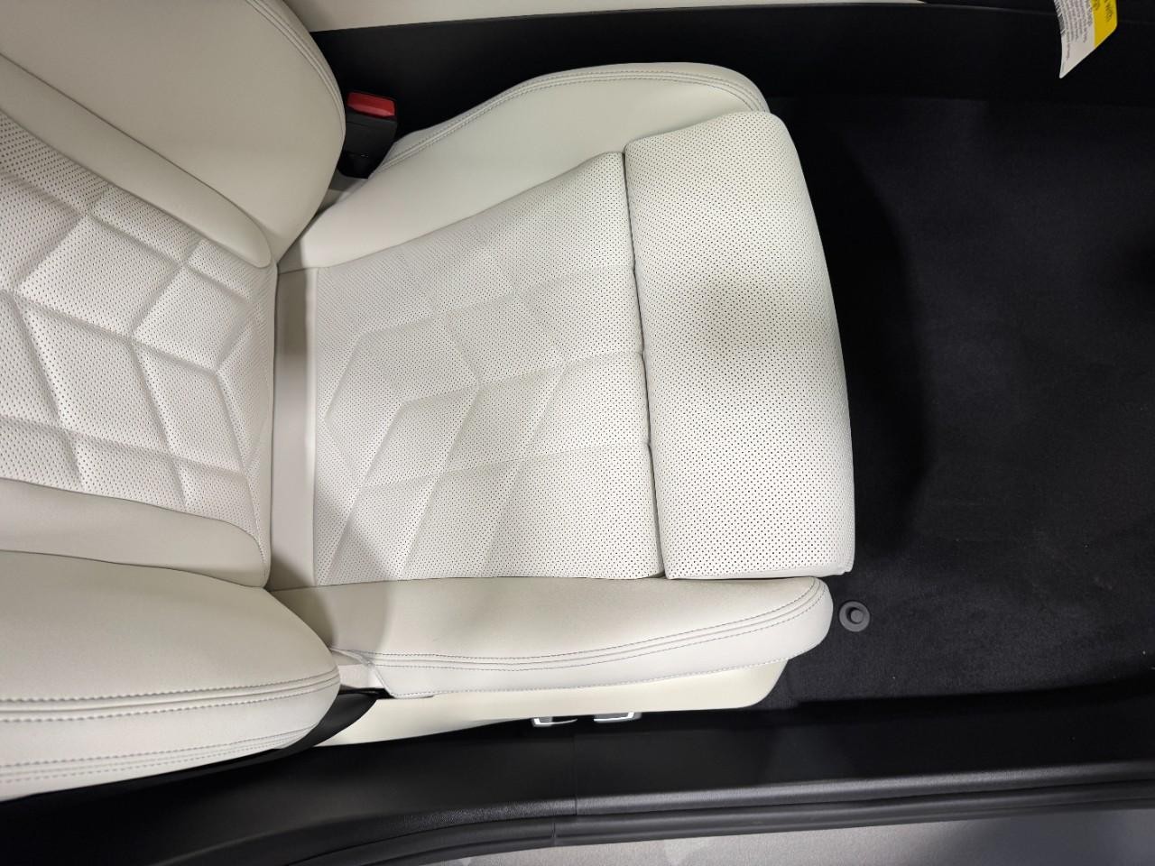 BMW 5 Series Vehicle Full-screen Gallery Image 18