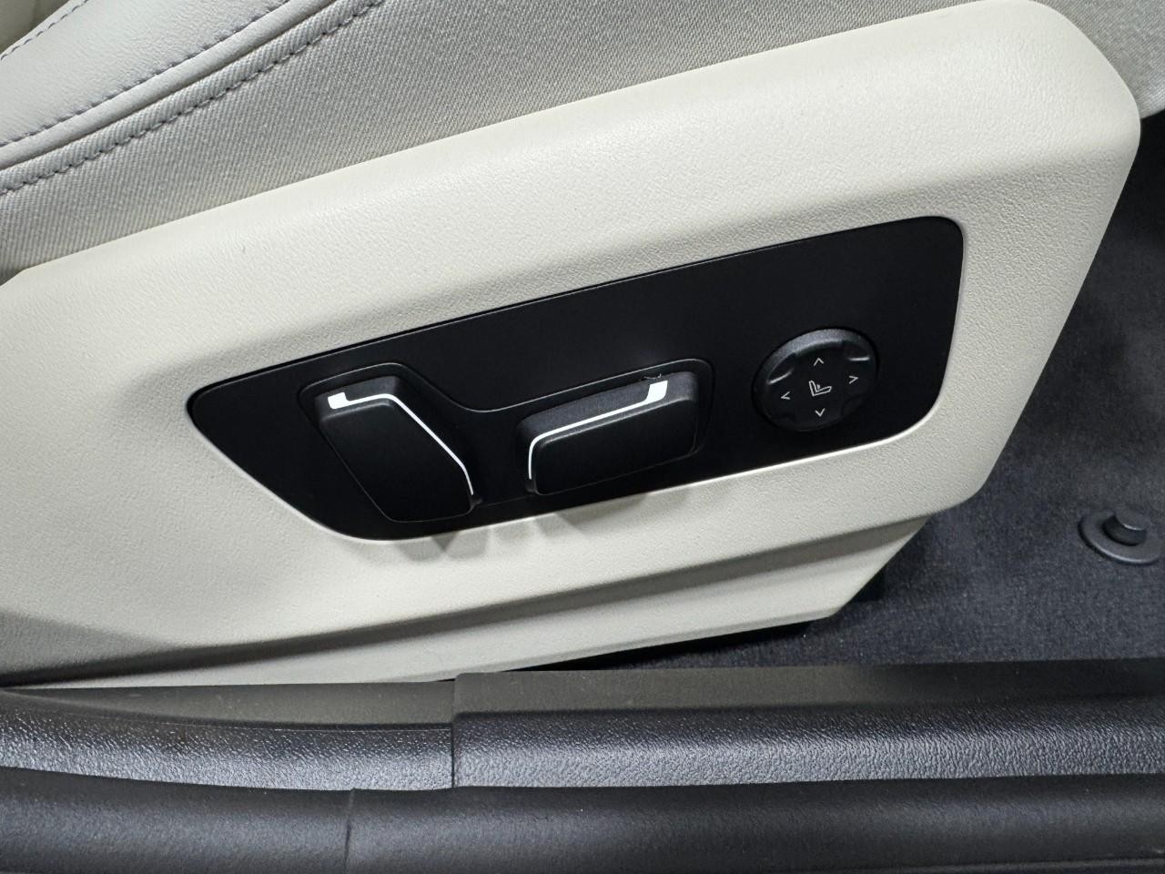 BMW 5 Series Vehicle Full-screen Gallery Image 19